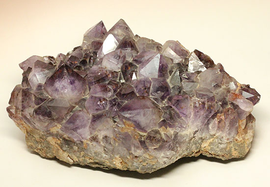 強い濃い紫が印象的な、５ｋｇを超える宝石アメシスト原石（その12）
