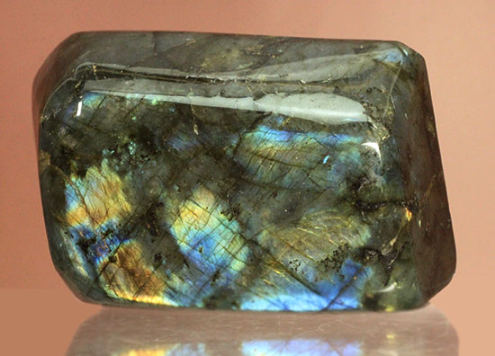 ラブラトライト(Labradorite)のブロック標本。手にとって劇的な色の変化をお楽しみください。(その11)