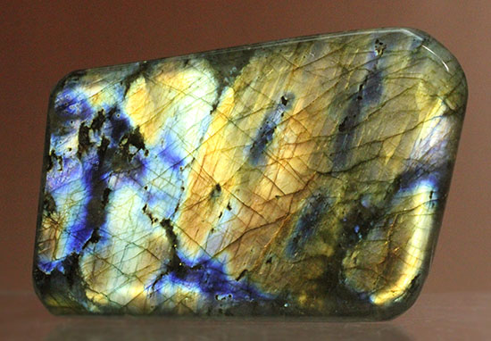 ラブラトライト(Labradorite)のブロック標本。手にとって劇的な色の変化をお楽しみください。(その12)