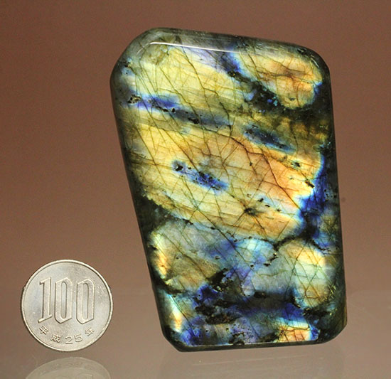 ラブラトライト(Labradorite)のブロック標本。手にとって劇的な色の変化をお楽しみください。(その13)