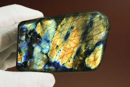 ラブラトライト(Labradorite)のブロック標本。手にとって劇的な色の変化をお楽しみください。(その2)
