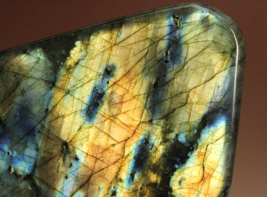ラブラトライト(Labradorite)のブロック標本。手にとって劇的な色の変化をお楽しみください。(その3)