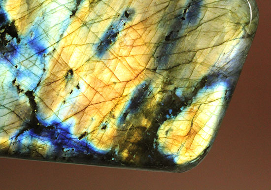ラブラトライト(Labradorite)のブロック標本。手にとって劇的な色の変化をお楽しみください。(その4)