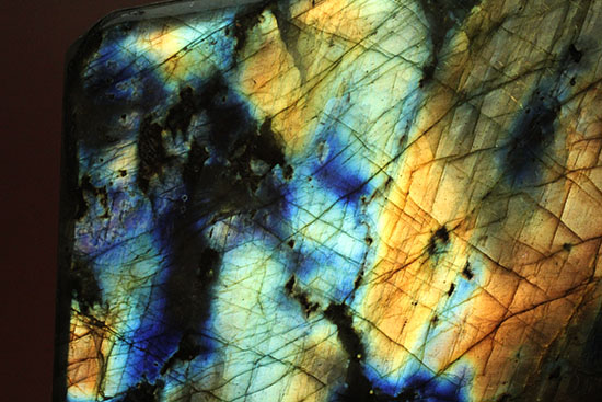 ラブラトライト(Labradorite)のブロック標本。手にとって劇的な色の変化をお楽しみください。(その5)