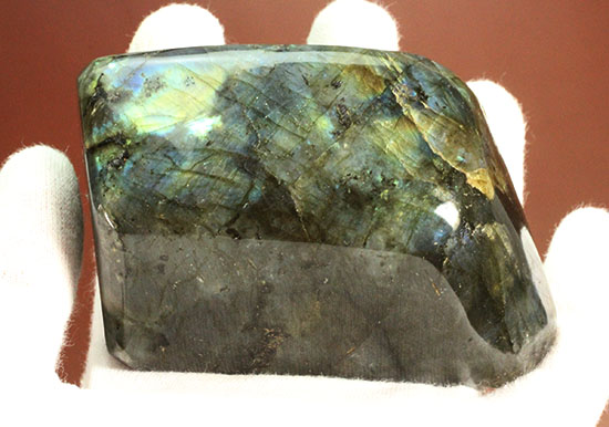 ラブラトライト(Labradorite)のブロック標本。手にとって劇的な色の変化をお楽しみください。(その6)