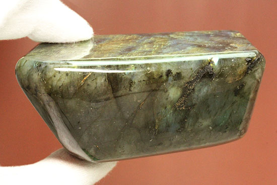 ラブラトライト(Labradorite)のブロック標本。手にとって劇的な色の変化をお楽しみください。(その7)