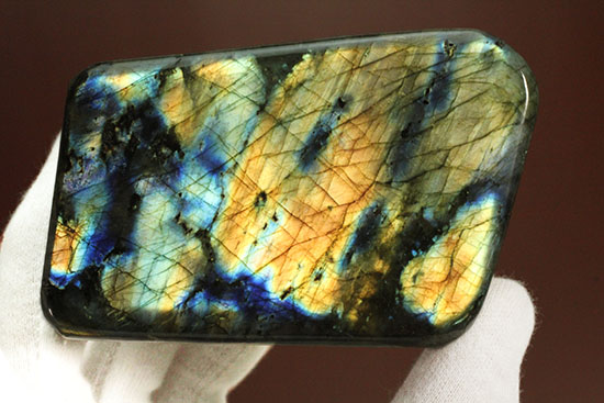 ラブラトライト(Labradorite)のブロック標本。手にとって劇的な色の変化をお楽しみください。(その8)