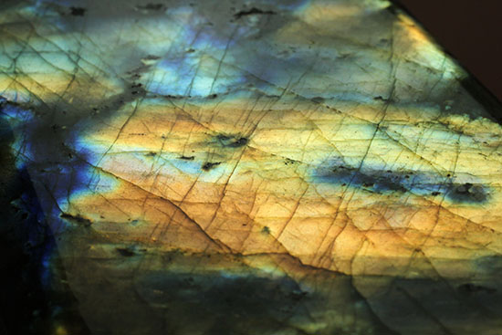 ラブラトライト(Labradorite)のブロック標本。手にとって劇的な色の変化をお楽しみください。(その9)