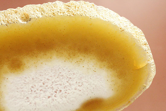 中央部がステンドグラスのように透き通ります!鉱物メノウ標本(Agate)(その10)