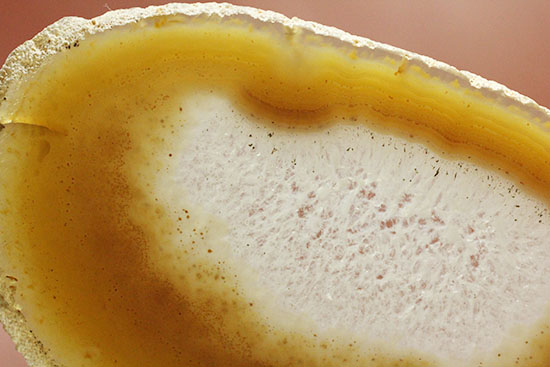 中央部がステンドグラスのように透き通ります!鉱物メノウ標本(Agate)(その3)