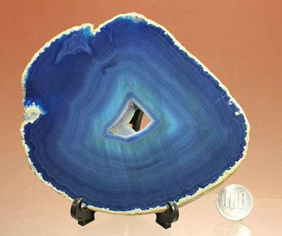 縞ごとに変わる色の変化が美しい、ブルーメノウ標本(Agate)(その10)