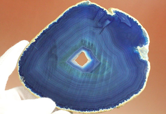 縞ごとに変わる色の変化が美しい、ブルーメノウ標本(Agate)（その3）