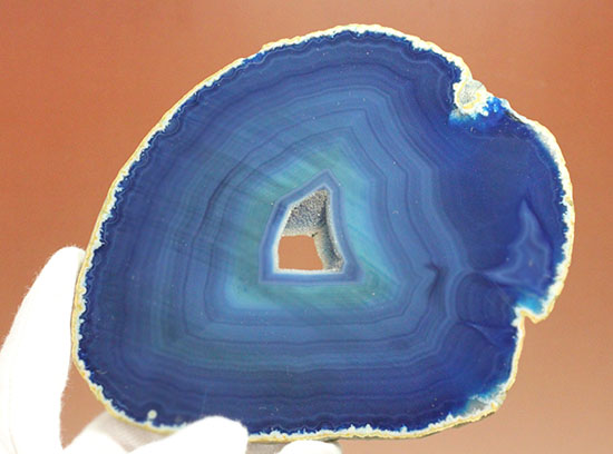 縞ごとに変わる色の変化が美しい、ブルーメノウ標本(Agate)(その4)