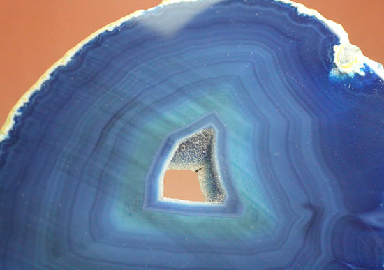 縞ごとに変わる色の変化が美しい、ブルーメノウ標本(Agate)(その5)