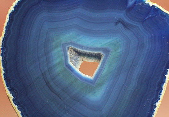 縞ごとに変わる色の変化が美しい、ブルーメノウ標本(Agate)（その6）