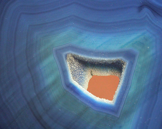 縞ごとに変わる色の変化が美しい、ブルーメノウ標本(Agate)(その7)