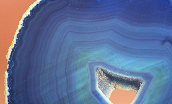 縞ごとに変わる色の変化が美しい、ブルーメノウ標本(Agate)(その8)