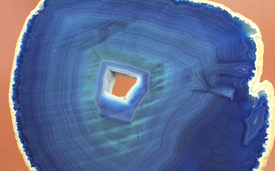 縞ごとに変わる色の変化が美しい、ブルーメノウ標本(Agate)(その9)