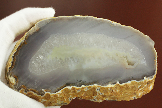 中央のクリアな美しさが特徴です。厚みのある鉱物メノウ(その2)