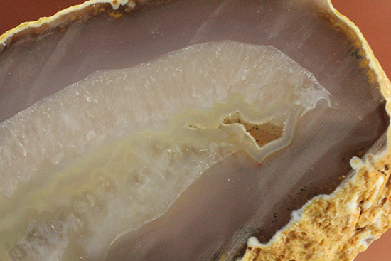 中央のクリアな美しさが特徴です。厚みのある鉱物メノウ(その7)