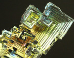 不思議な結晶成長と干渉色でコレクターを魅了するビスマス結晶