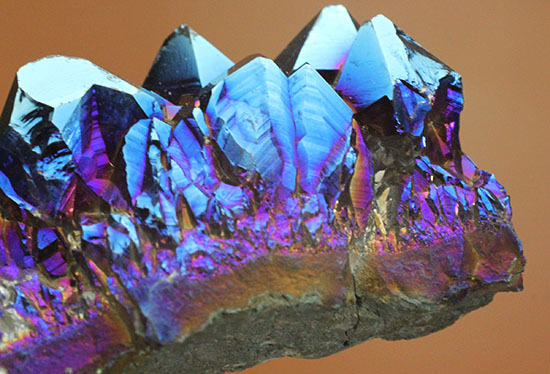 チタンコーティングされた水晶。青を基調に七色に輝きます。（その10）
