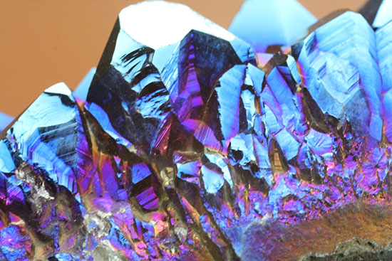 チタンコーティングされた水晶。青を基調に七色に輝きます。（その11）