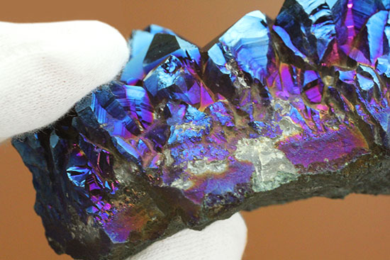 チタンコーティングされた水晶。青を基調に七色に輝きます。（その12）