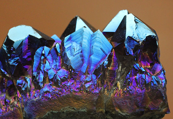 チタンコーティングされた水晶。青を基調に七色に輝きます。（その14）