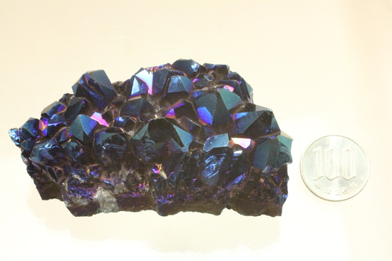 チタンコーティングされた水晶。青を基調に七色に輝きます。（その15）