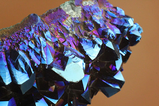 チタンコーティングされた水晶。青を基調に七色に輝きます。（その2）