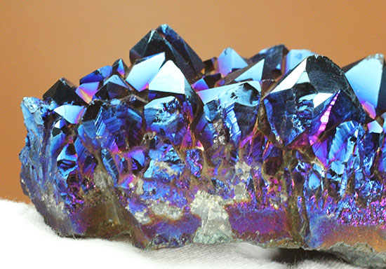 チタンコーティングされた水晶。青を基調に七色に輝きます。（その3）
