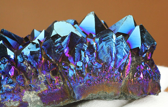 チタンコーティングされた水晶。青を基調に七色に輝きます。（その4）