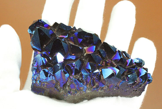 チタンコーティングされた水晶。青を基調に七色に輝きます。（その5）