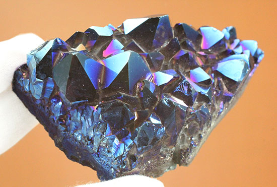 チタンコーティングされた水晶。青を基調に七色に輝きます。（その6）