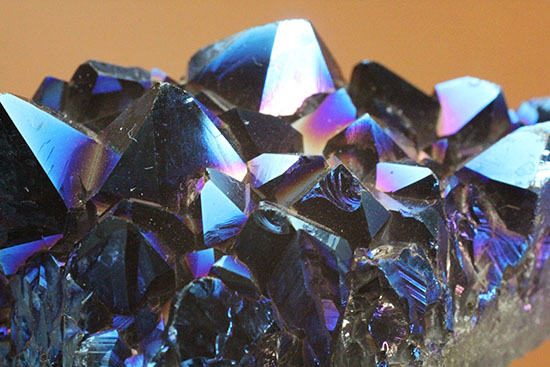 チタンコーティングされた水晶。青を基調に七色に輝きます。（その7）