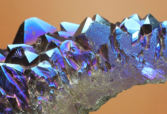 チタンコーティングされた水晶。青を基調に七色に輝きます。（その8）