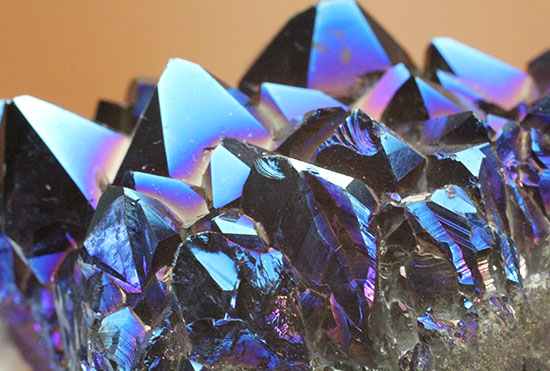 チタンコーティングされた水晶。青を基調に七色に輝きます。（その9）