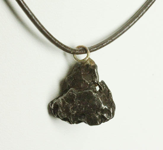 巨大隕石で知られる、アルゼンチンのカンポ・デル・シエロ隕石のペンダントトップ（高級ジュエリーケース、革紐付き）（その2）