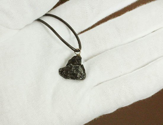 巨大隕石で知られる、アルゼンチンのカンポ・デル・シエロ隕石のペンダントトップ（高級ジュエリーケース、革紐付き）（その4）