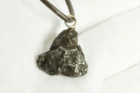 巨大隕石で知られる、アルゼンチンのカンポ・デル・シエロ隕石のペンダントトップ（高級ジュエリーケース、革紐付き）（その5）