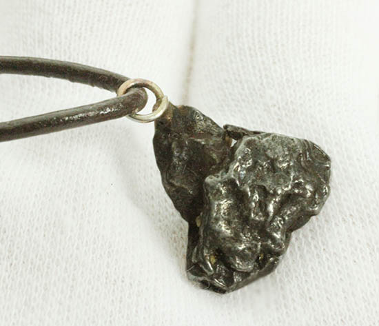 巨大隕石で知られる、アルゼンチンのカンポ・デル・シエロ隕石のペンダントトップ（高級ジュエリーケース、革紐付き） 隕石 販売