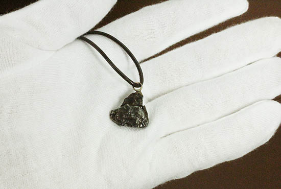 巨大隕石で知られる、アルゼンチンのカンポ・デル・シエロ隕石のペンダントトップ（高級ジュエリーケース、革紐付き）（その8）