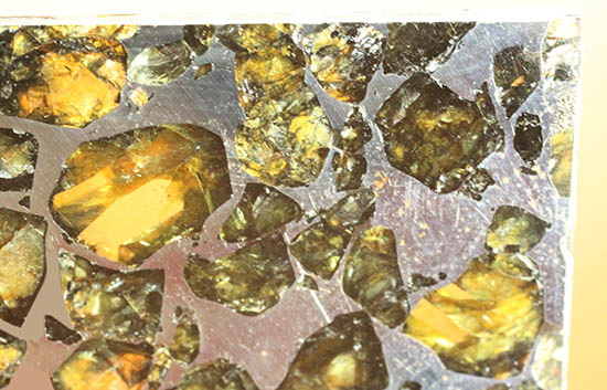 ベストクオリティ！イエロー・グリーンのカンラン石を含むパラサイト隕石のスライス。セイムチャン隕石（高級保存ケース付）（その3）
