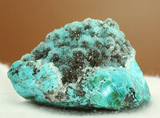 鮮やかなグリーンのきらめく結晶体。ペルー産、珪孔雀石こと、クリソコラ。(その2)