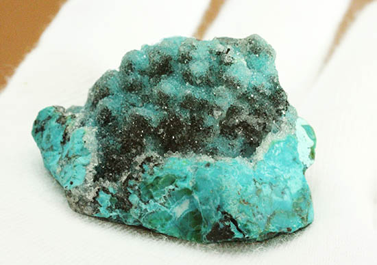鮮やかなグリーンのきらめく結晶体。ペルー産、珪孔雀石こと、クリソコラ。（その4）