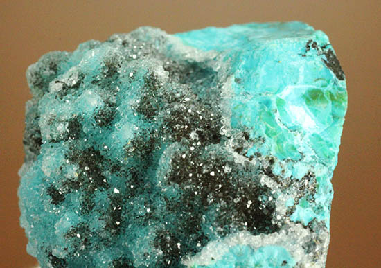 鮮やかなグリーンのきらめく結晶体。ペルー産、珪孔雀石こと、クリソコラ。（その7）