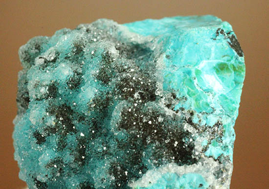鮮やかなグリーンのきらめく結晶体。ペルー産、珪孔雀石こと、クリソコラ。(その7)